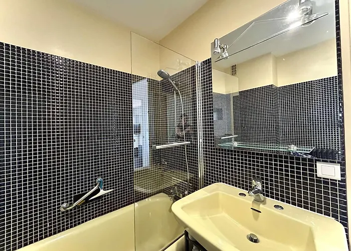 3 Pieces Avec Terrasse, Proche Commerces Et - Fr-1-245-170 *