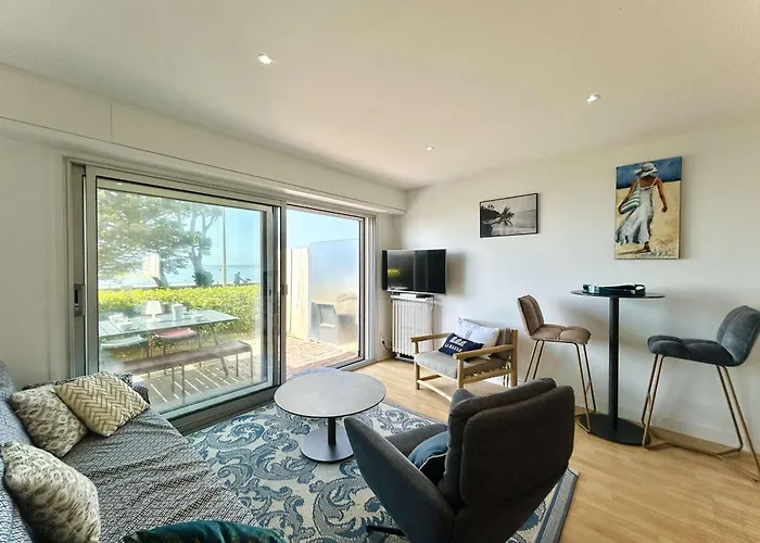 3 Pieces Avec Terrasse, Proche Commerces Et - Fr-1-245-170